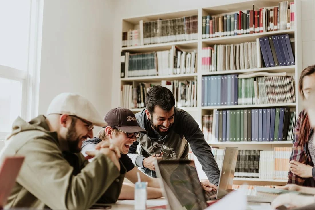 Imagem ilustrativa de estudantes em uma biblioteca